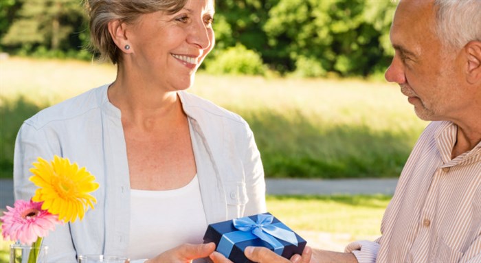 Подарок для женщины на 60-летний юбилей — 55 идей