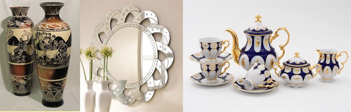 Зеркало на стене, сервиз и напольная ваза
