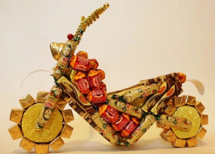Мотоцикл из конфет