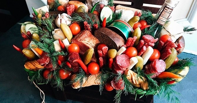 Корзина с колбасой, замечательный подарок к празднику
